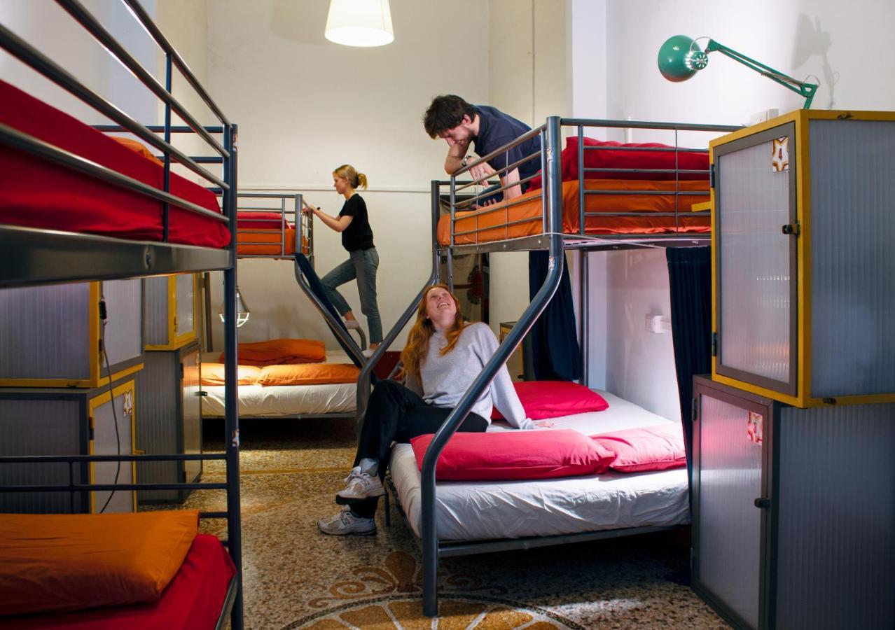 Lit Simple dans Dortoir Mixte
