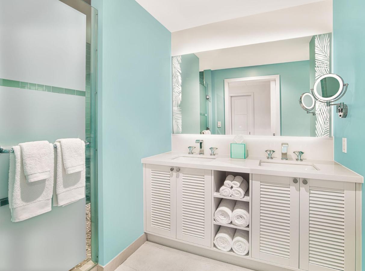 Quarto com Cama King-size e Vista da Piscina