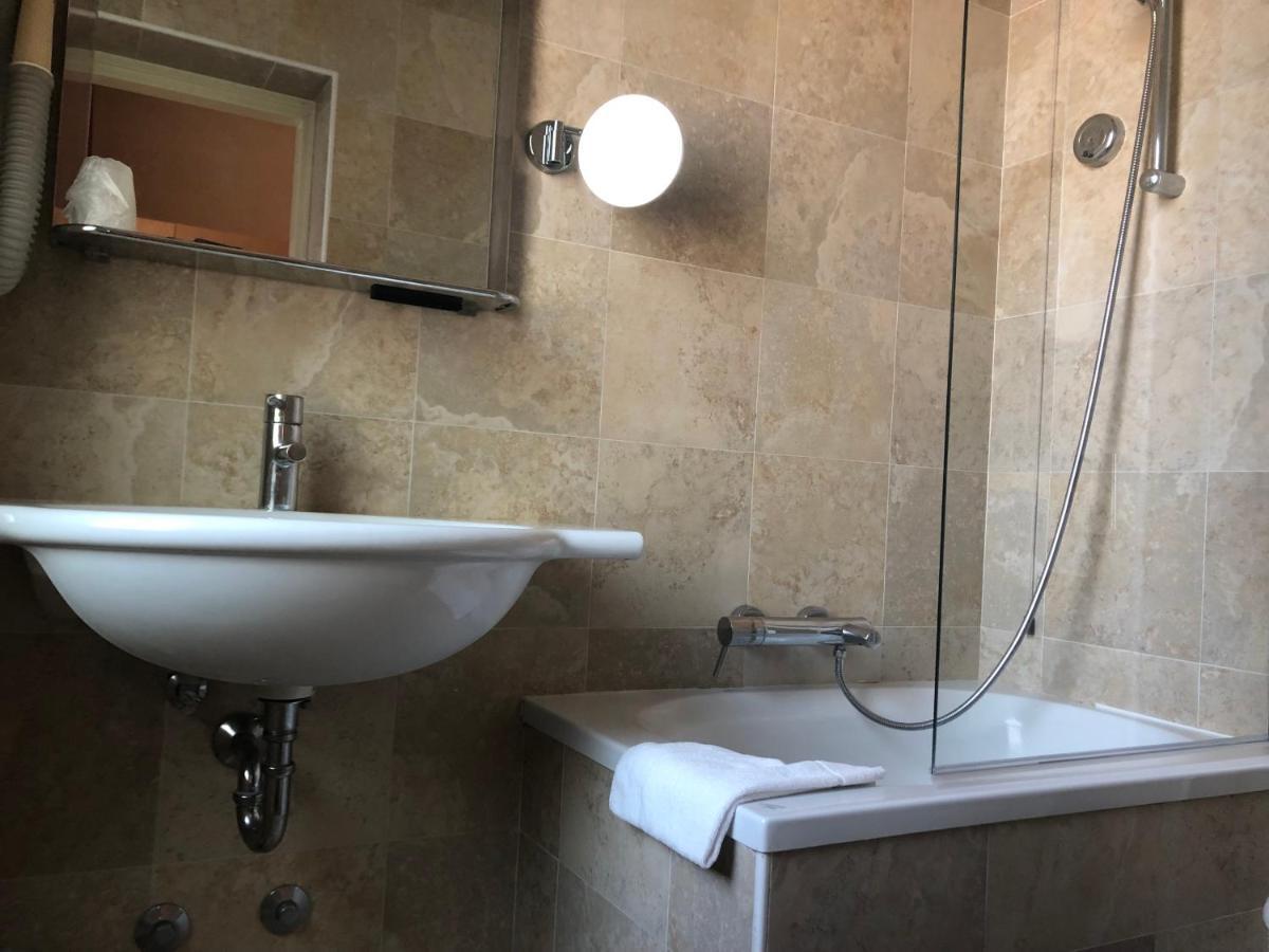 Budget Double or Twin Room,1209688099:JPEG