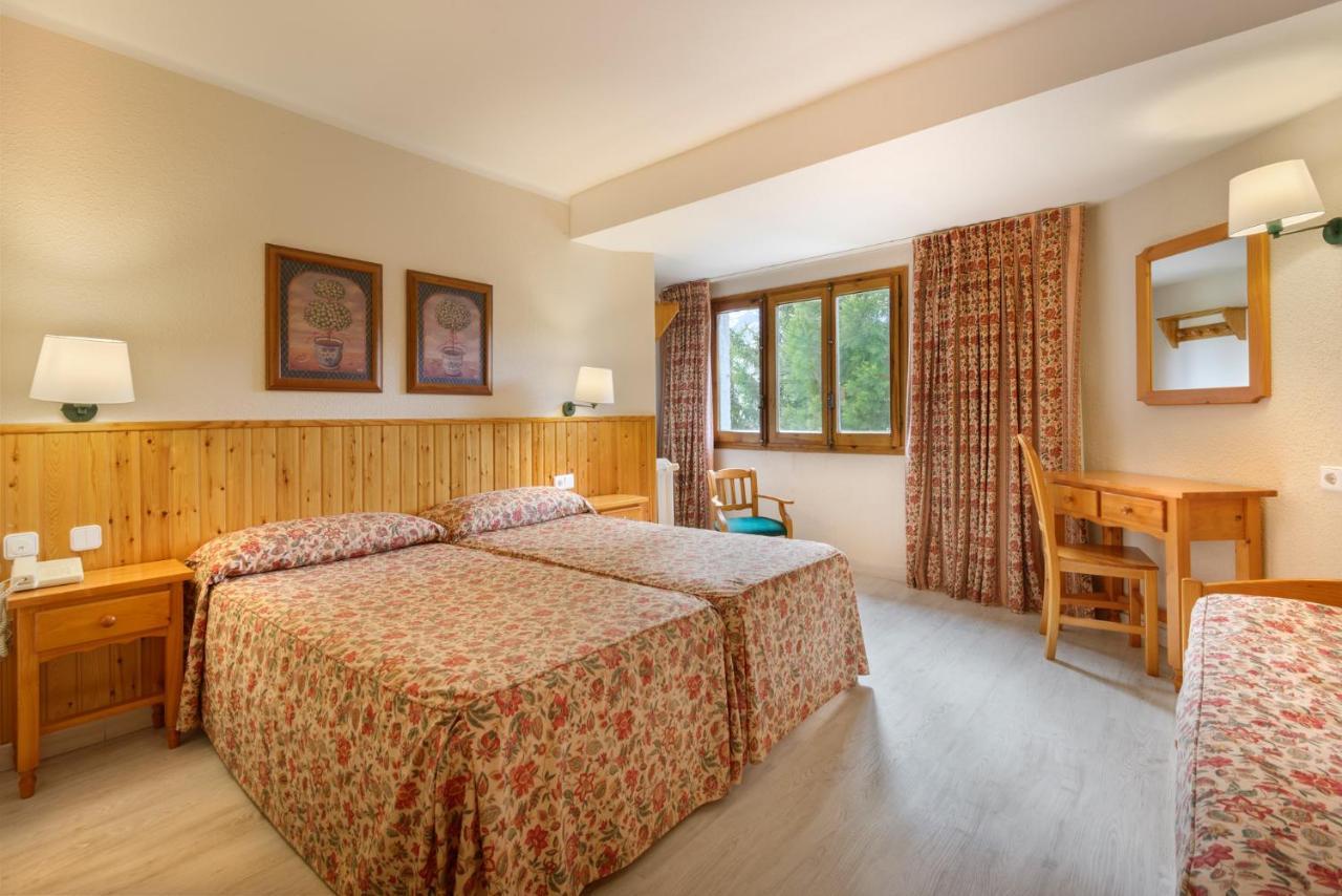 Chambre Double avec Lit d'Appoint (2 Adultes + 1 Enfant)