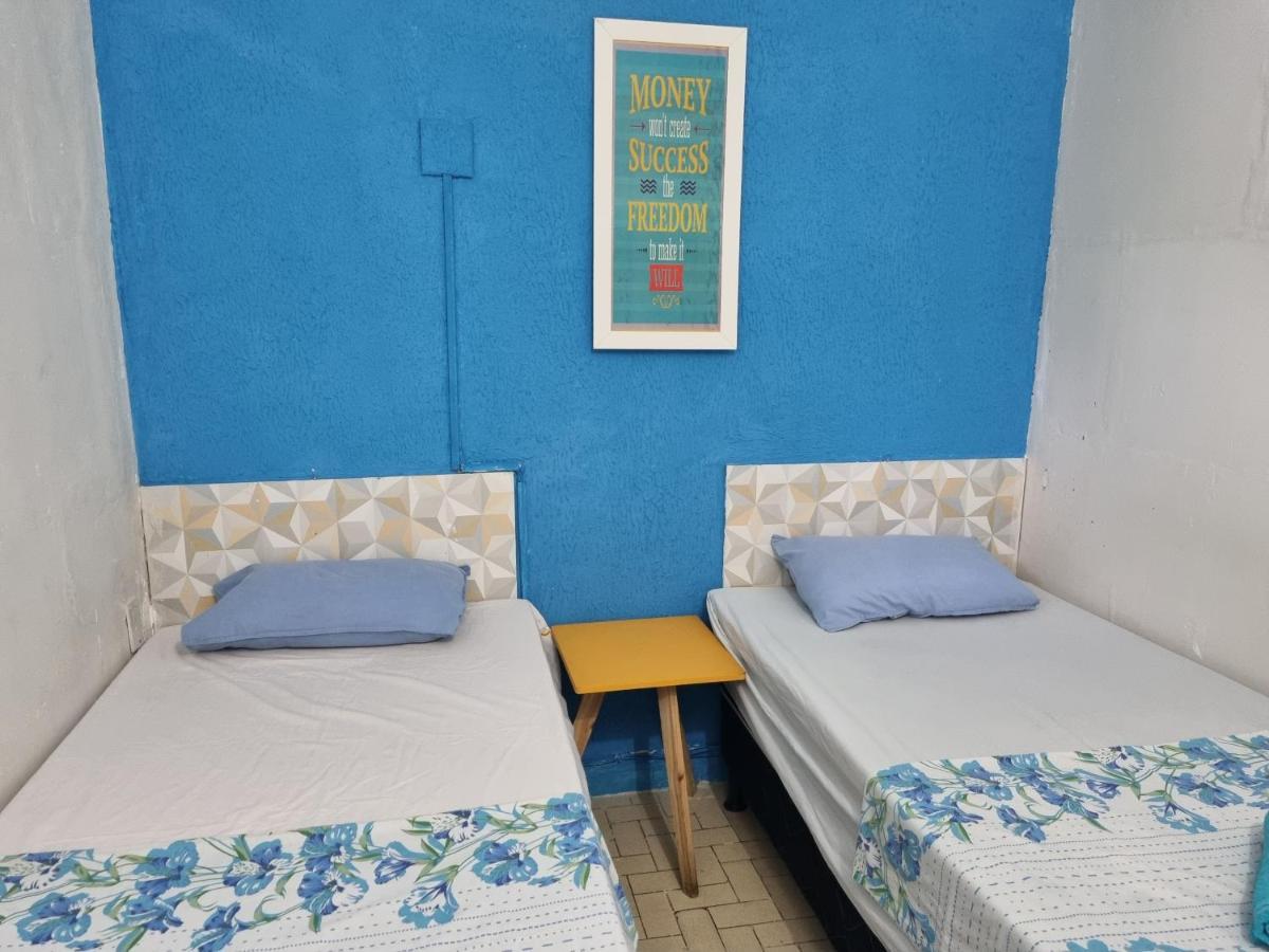 Quarto com Cama de Casal ou 2 de Solteiro e Banheiro Compartilhado