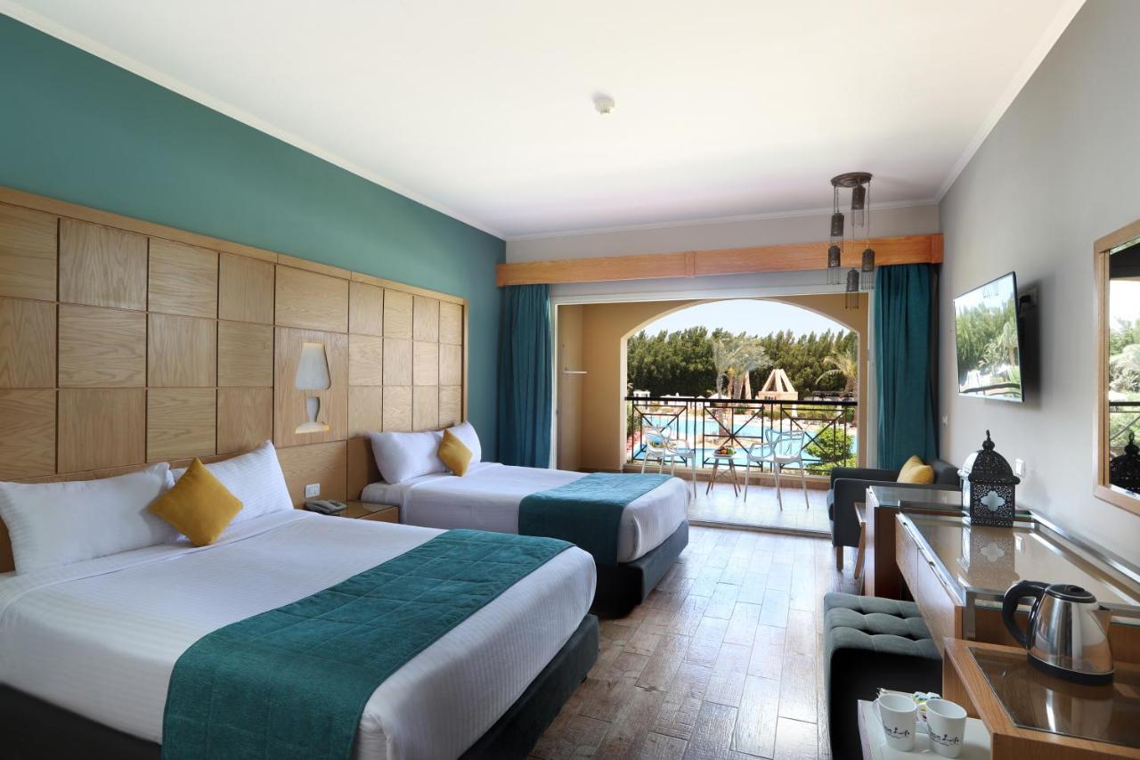 Dreibettzimmer mit Poolblick