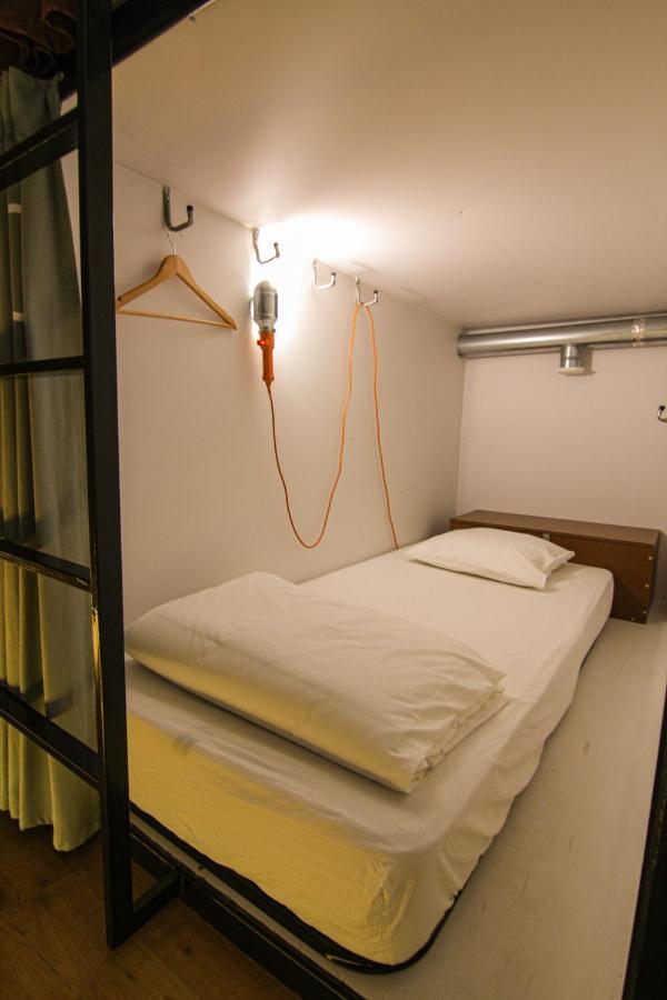 Cama en habitación compartida femenina de 6 camas