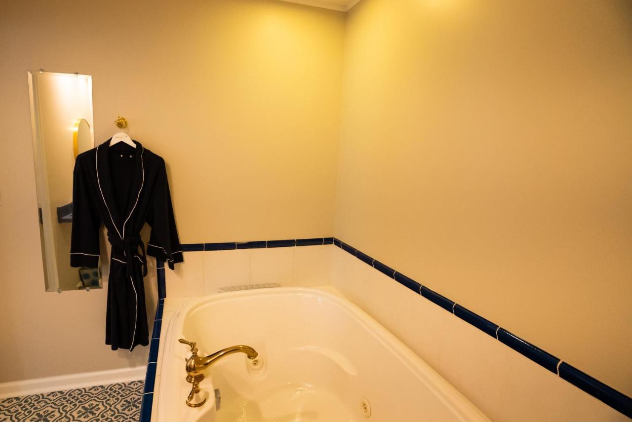 Deluxe Suite with Spa Bath