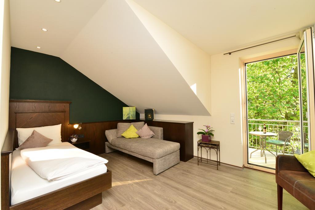 Einzelzimmer mit Balkon