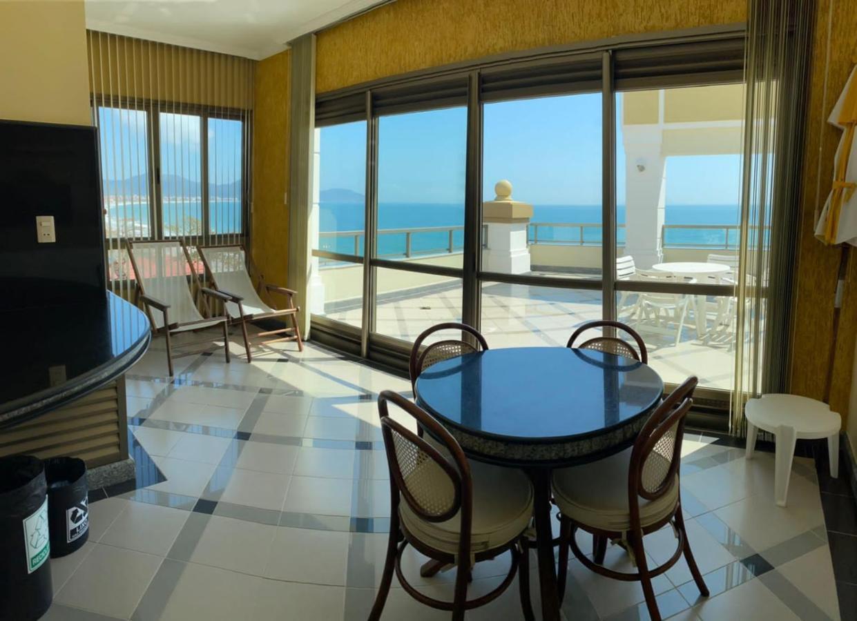 Apartamento de 2 Quartos na Cobertura com Varanda à Beira-mar