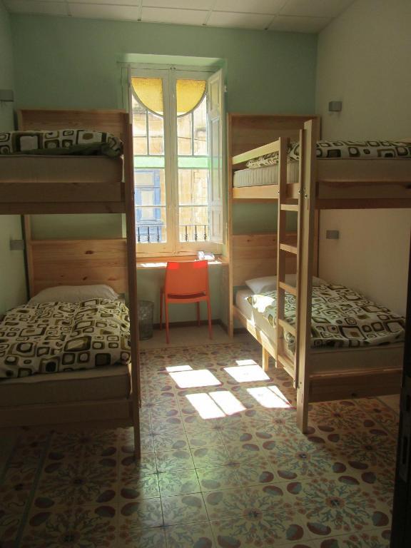 Lit dans Dortoir pour Hommes de 4 Lits avec Salle de Bains Privative