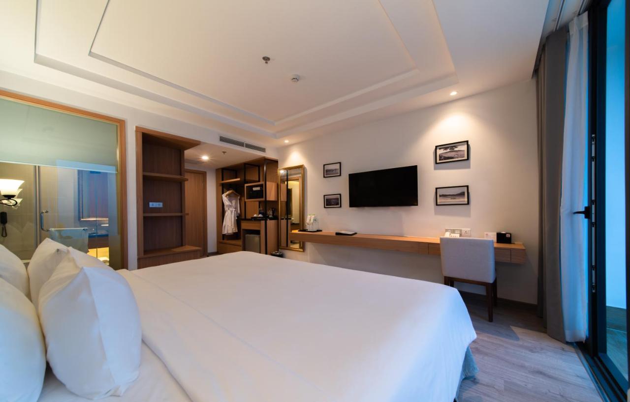 Deluxe Double Room with Balcony and Ocean View