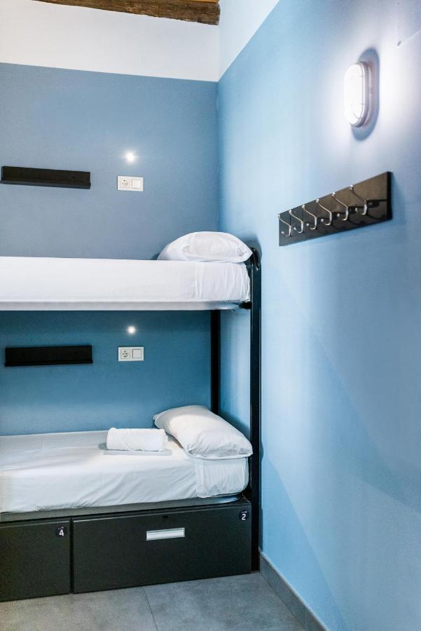 Cama en habitación femenina compartida de 4 camas