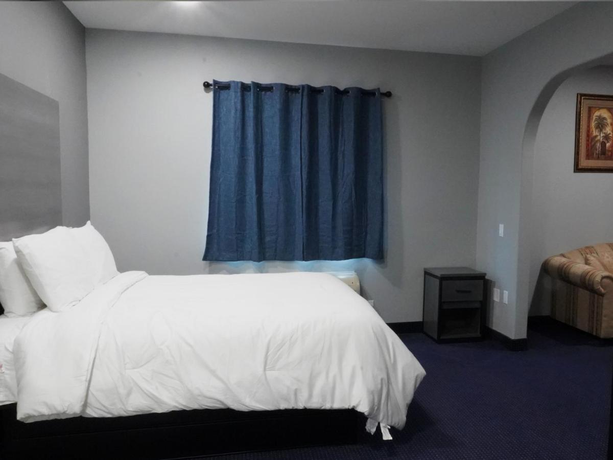 1 Queen Bed Jetted Tub Suite Non Smoking,1267811593:JPEG