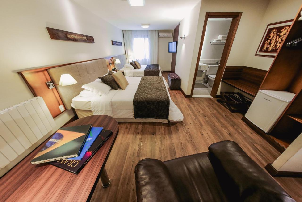 Quarto Familiar Luxo Pinhão