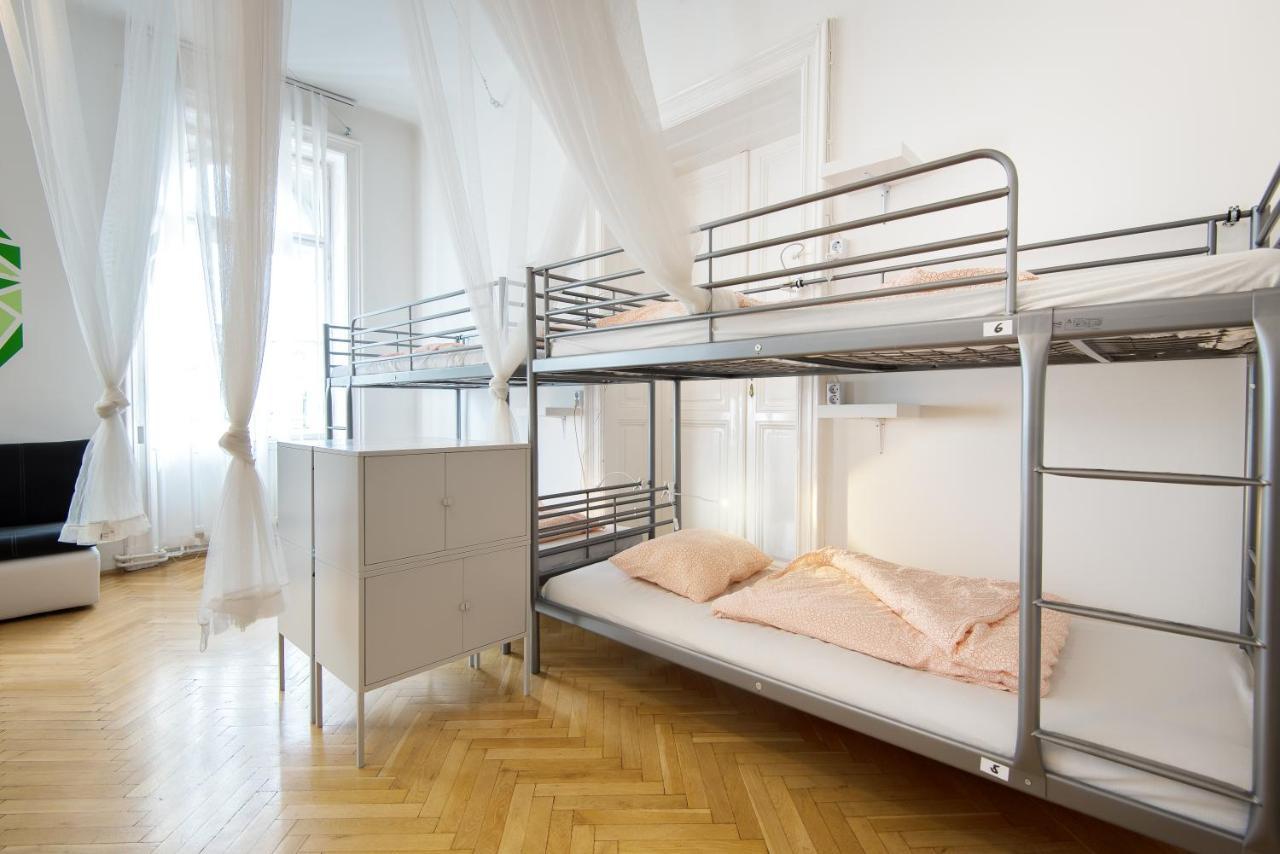 Lit dans Dortoir pour Femmes de 10 Lits avec Salle de Bains Privative
