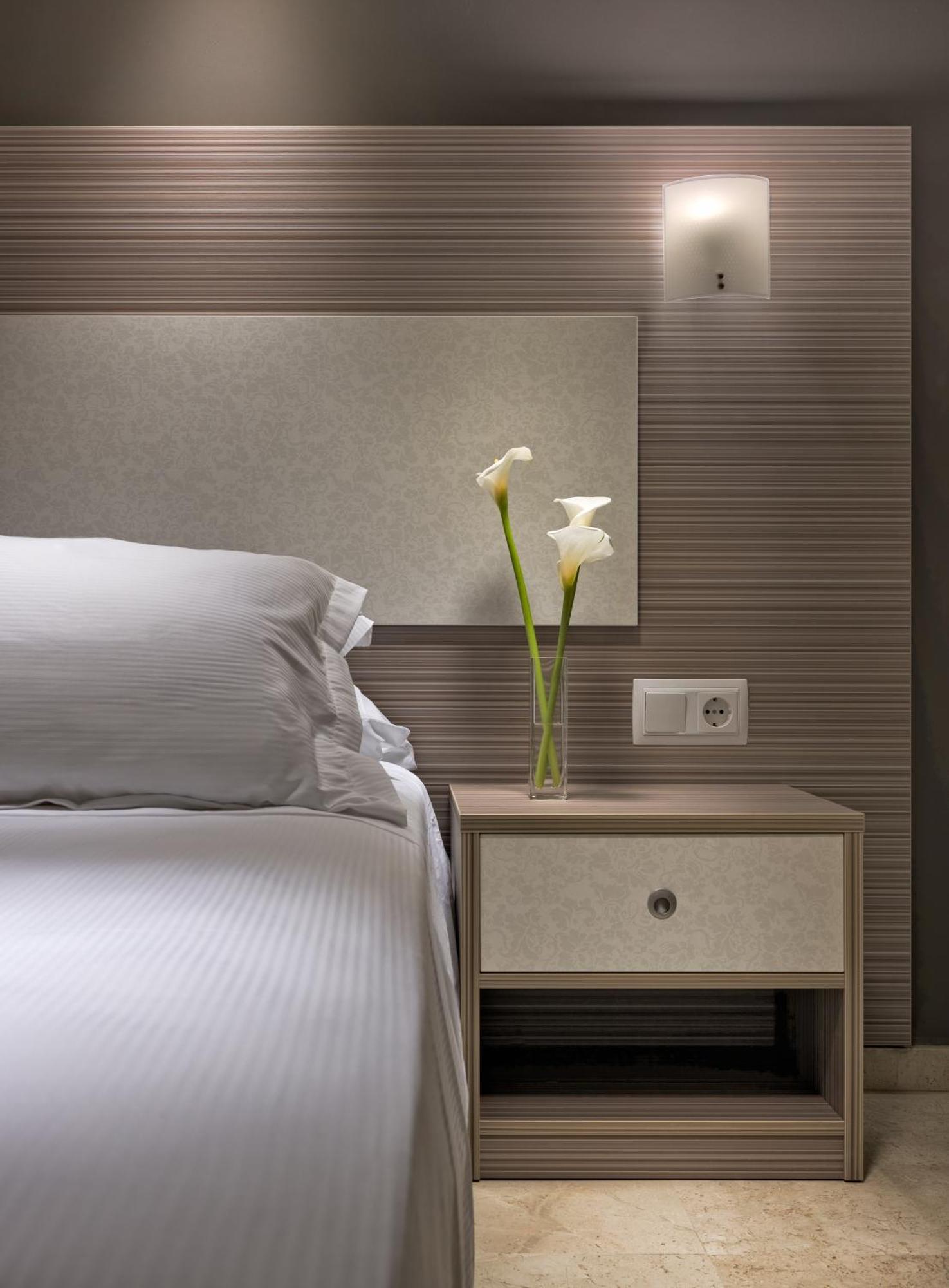Camera Matrimoniale/Doppia con Letti Singoli con Letto Supplementare e Vista Piscina (2 Adulti + 1 Bambino fino a 10 Anni)