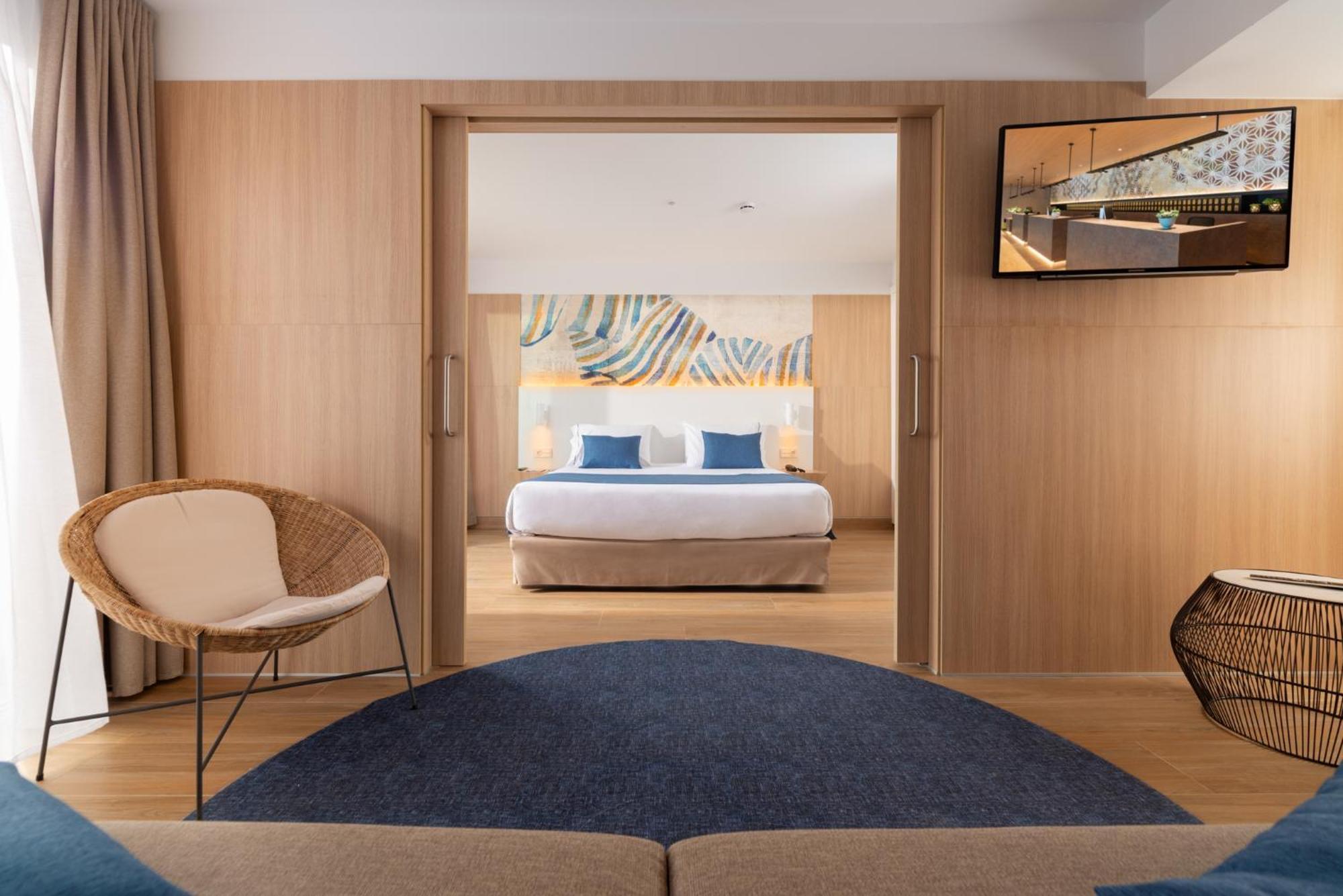 Familiensuite mit Poolblick (2 Erwachsene + 2 Kinder)