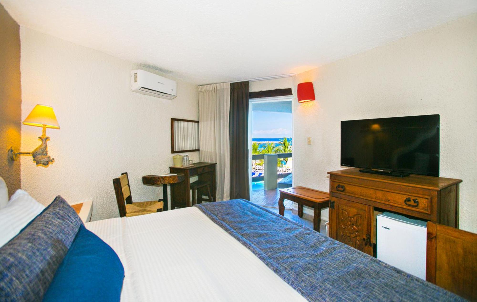 Habitación con vistas al océano, balcón y nevera compacta
