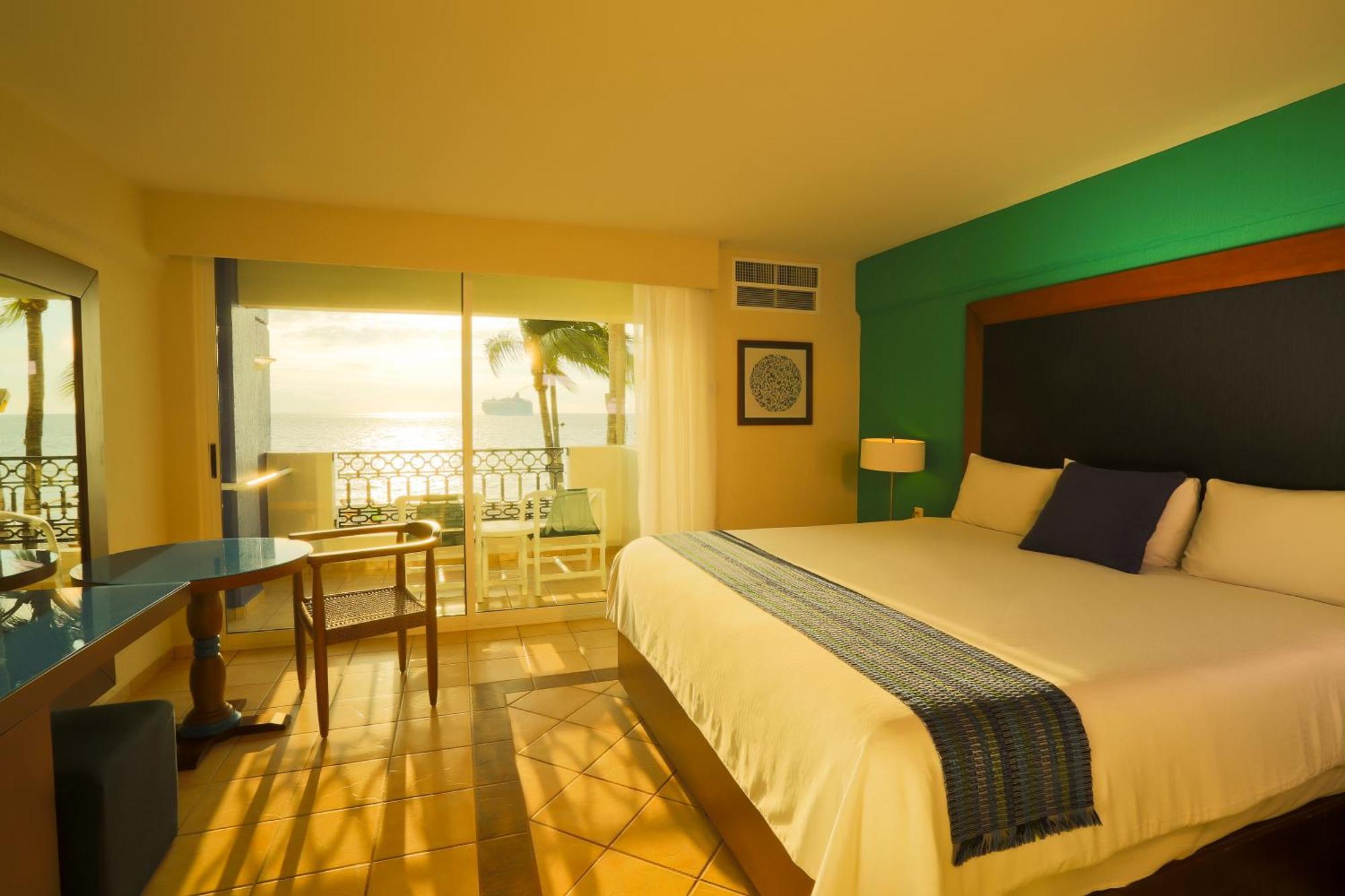 Habitación con cama extragrande y vistas al mar
