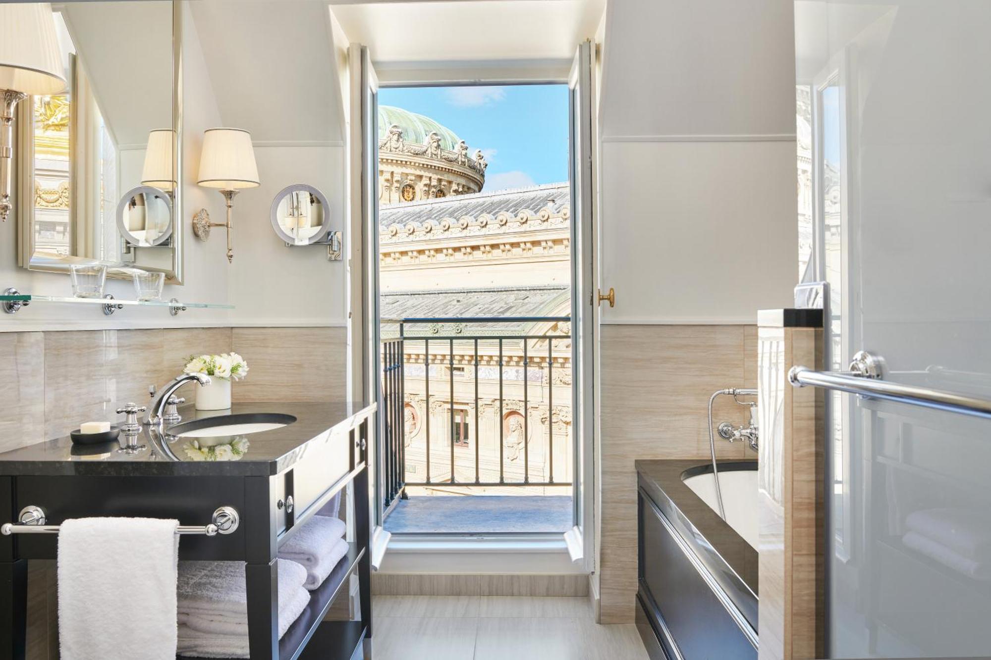 Classic Zimmer mit Kingsize-Bett, Balkon und Blick auf die Oper