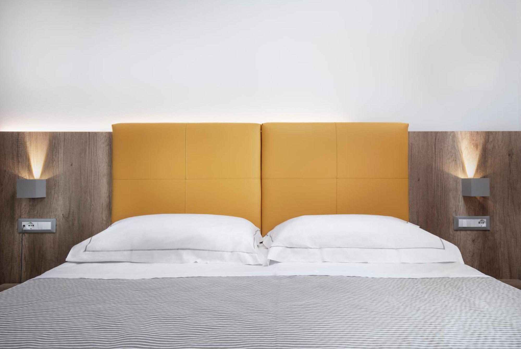 Chambre Double ou Lits Jumeaux - Accessible aux Personnes à Mobilité Réduite