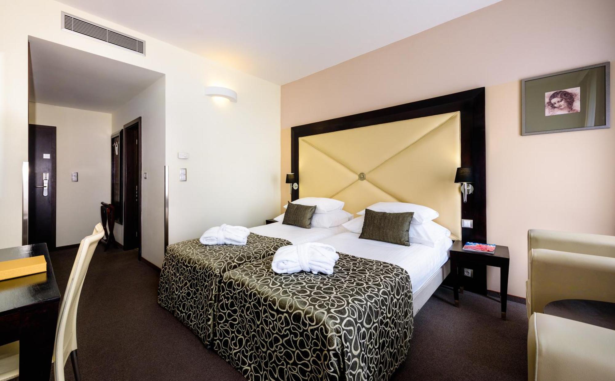 Quarto Duplo com Cama Extra