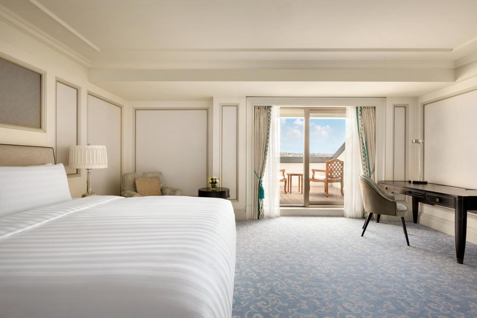 Horizon Terrace Jr. Suite with Bosphorus Room with exclusive Horizon privileges