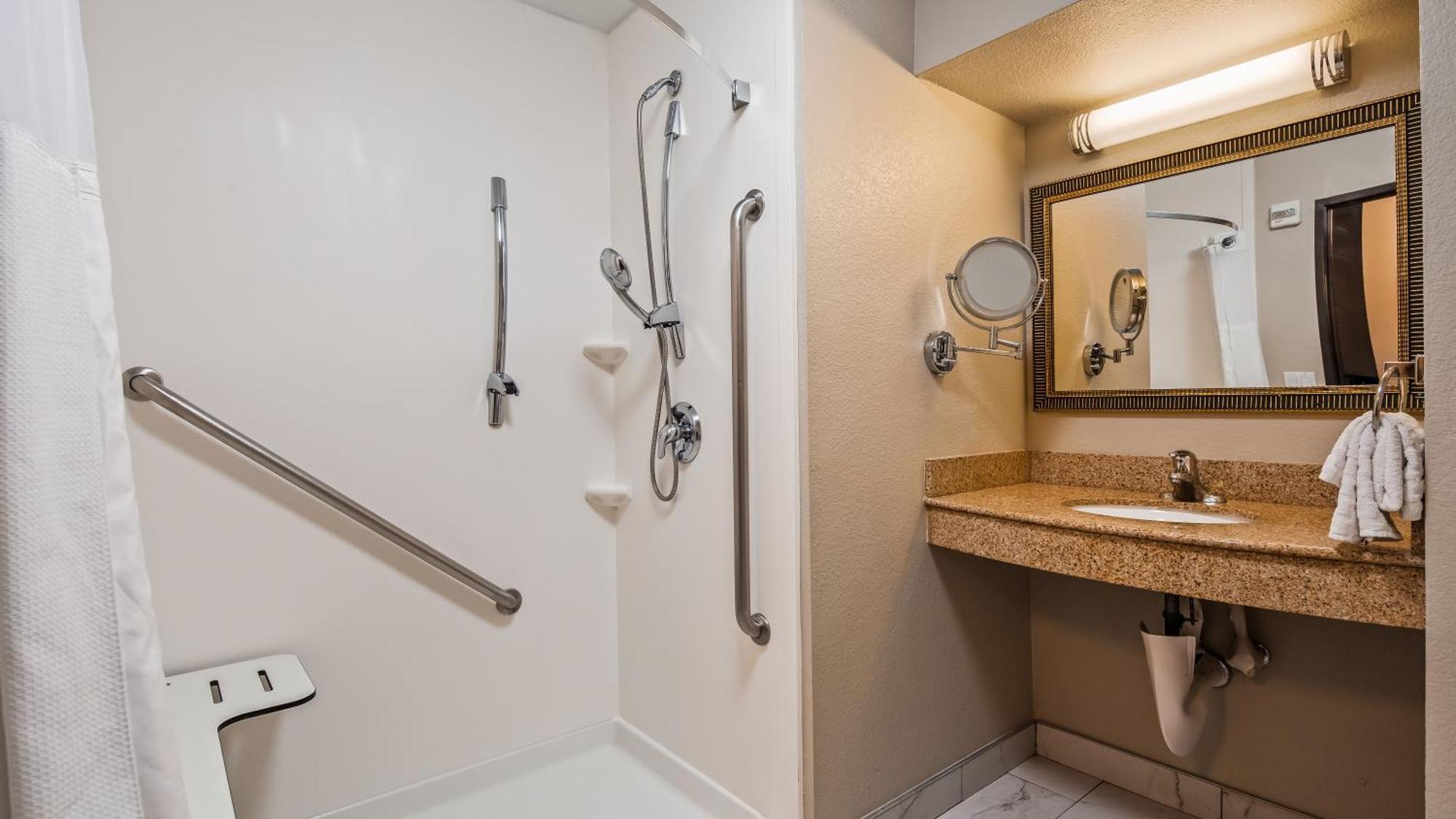 Zimmer mit 2 Queensize-Betten und ebenerdiger Dusche – barrierefrei, Nichtraucher
