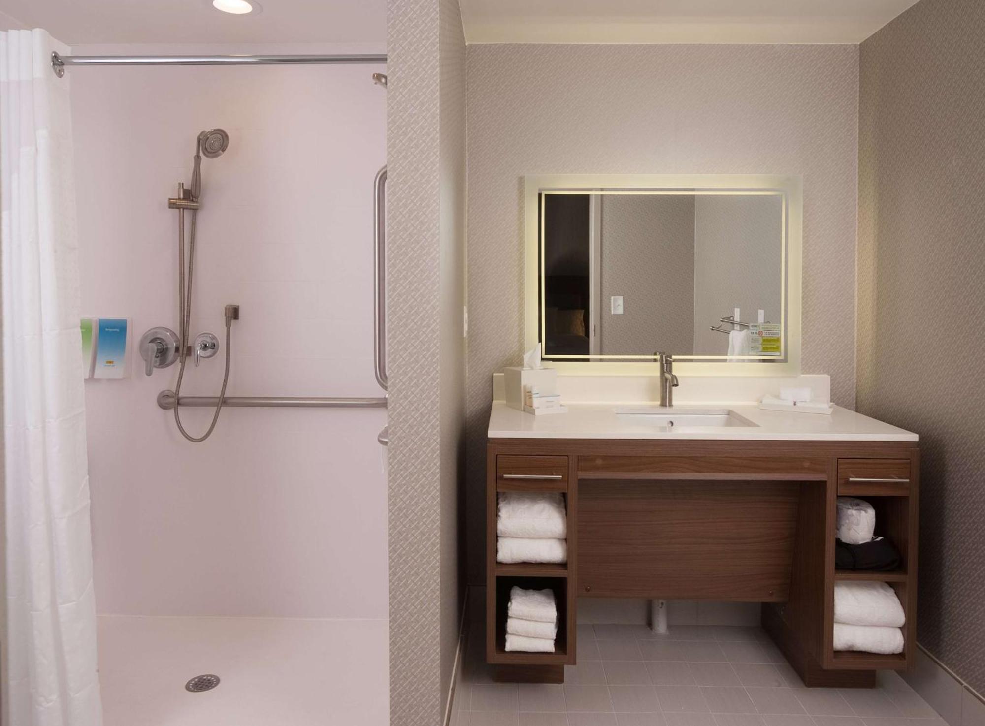King Studio Suite - Mobility Access/Non-Smoking