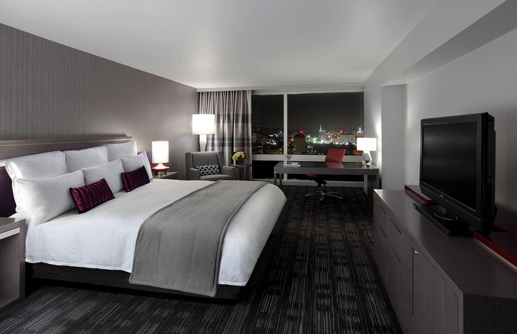 Zimmer mit Kingsize-Bett und Stadtblick