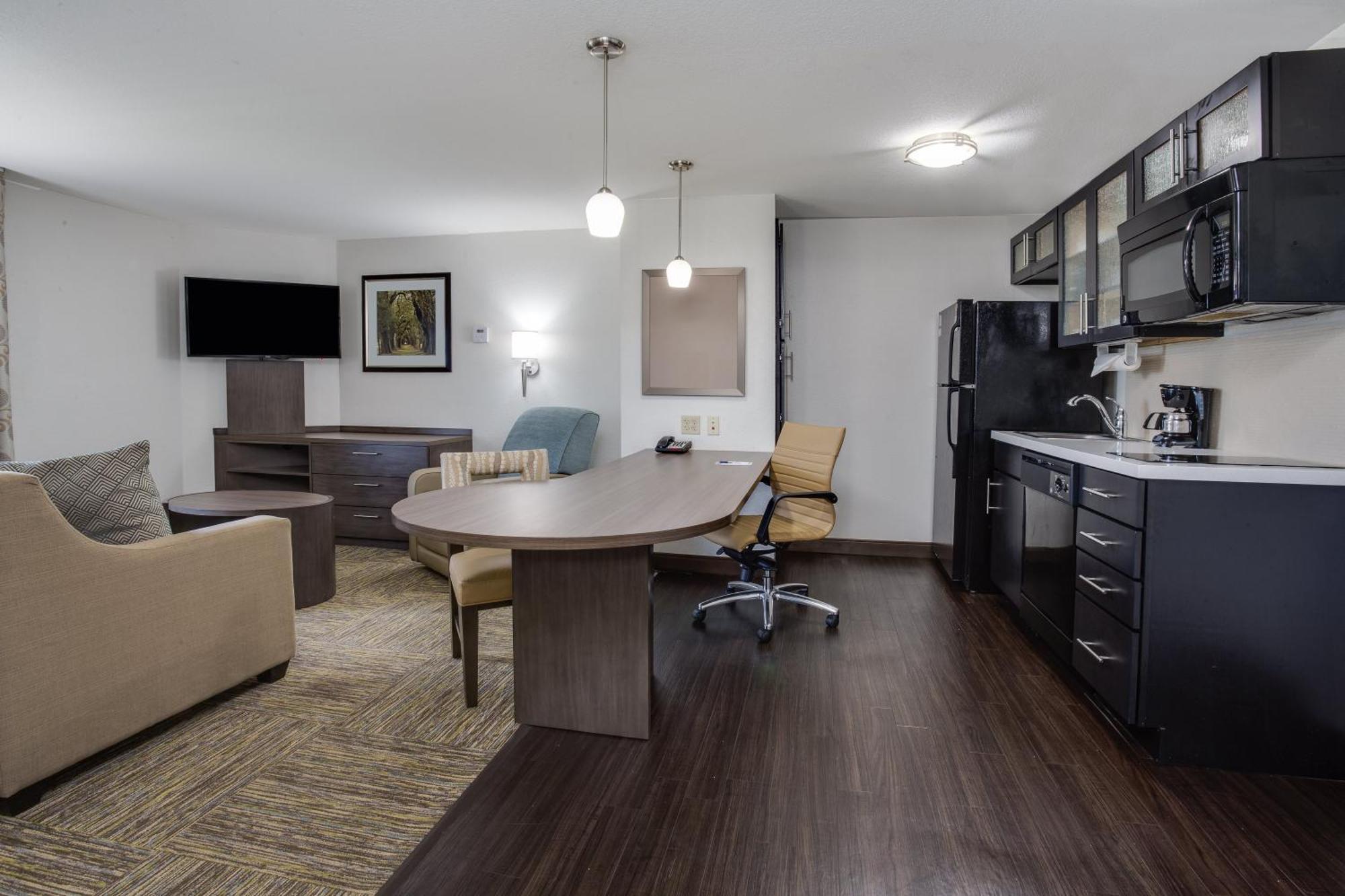 One-Bedroom Queen Suite,1276157914:JPEG