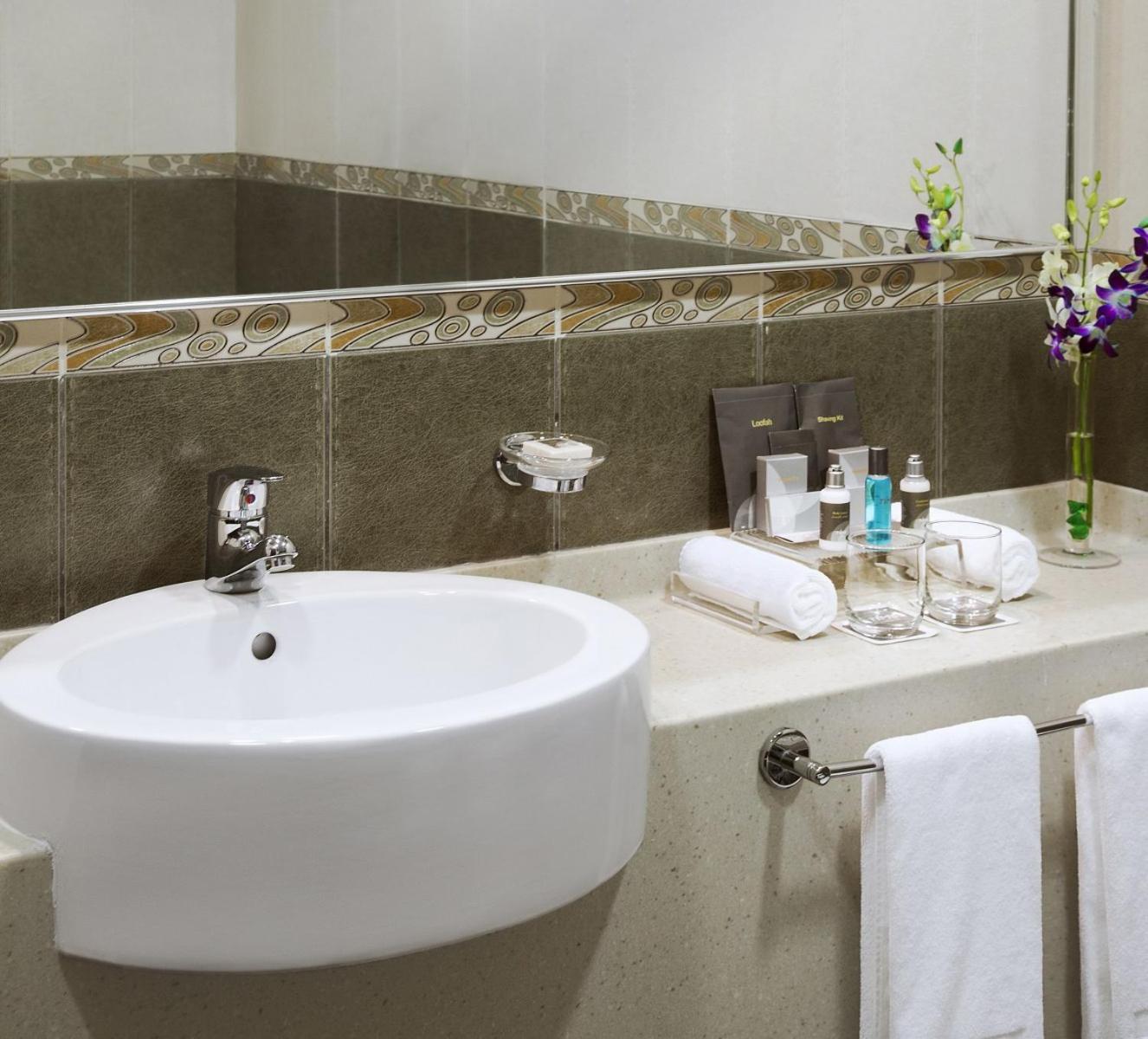 Deluxe Zimmer mit Kingsize-Bett und Poolblick.