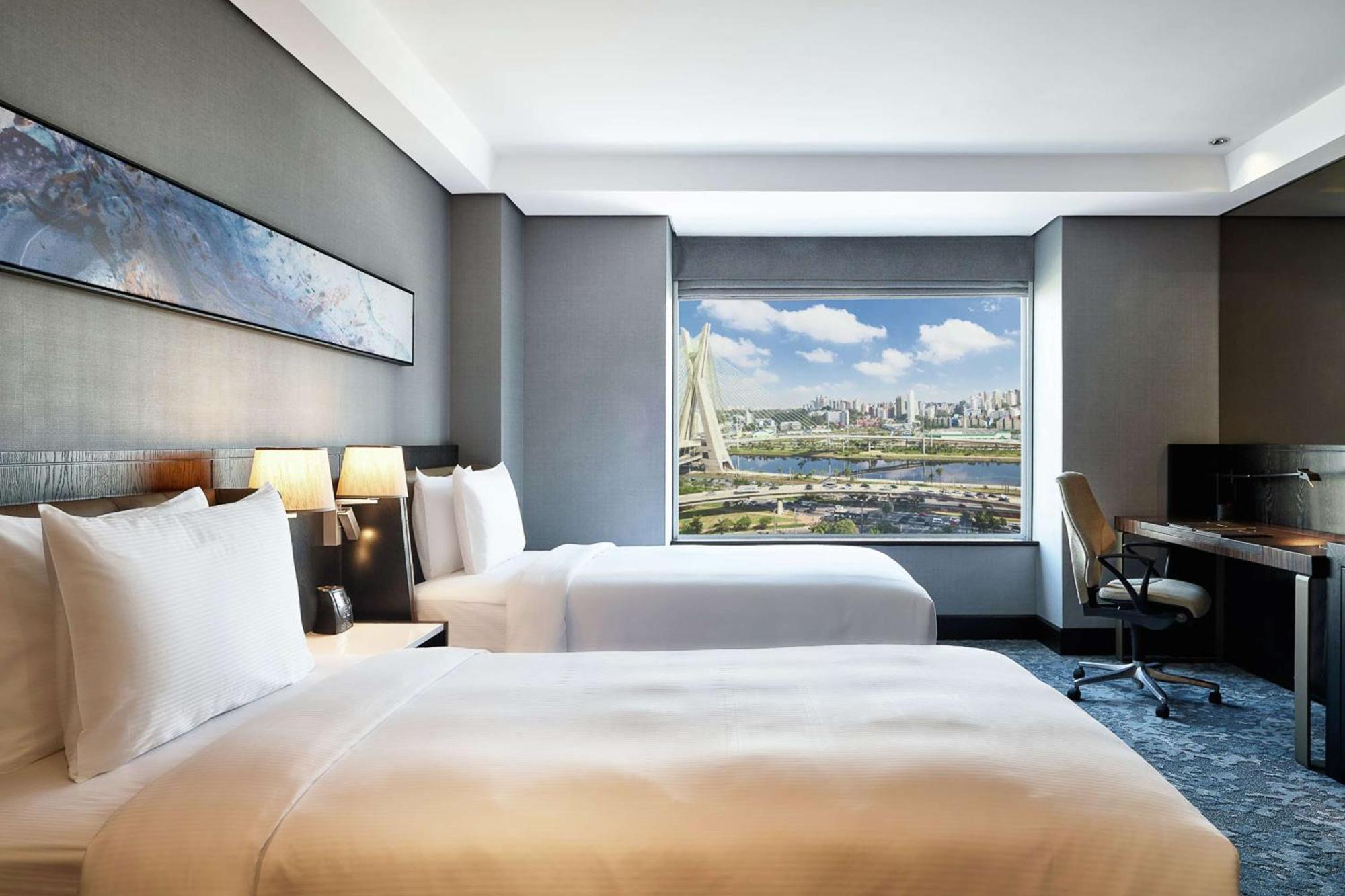 Quarto com 2 Camas de Solteiro e Vista da Ponte Estaiada