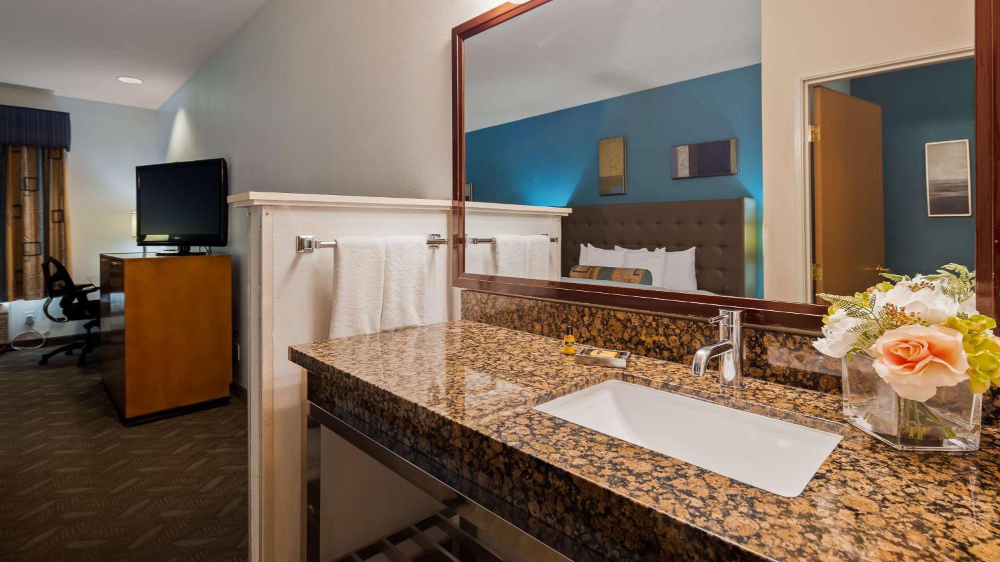 King and Queen Room with Sofa and Bath Tub - Disability Access/Non-Smoking