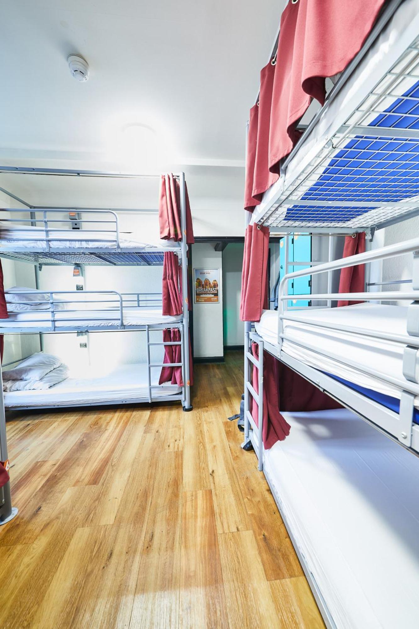 Bed in een Gemengde Slaapzaal met 9 Bedden en een Gedeelde Badkamer