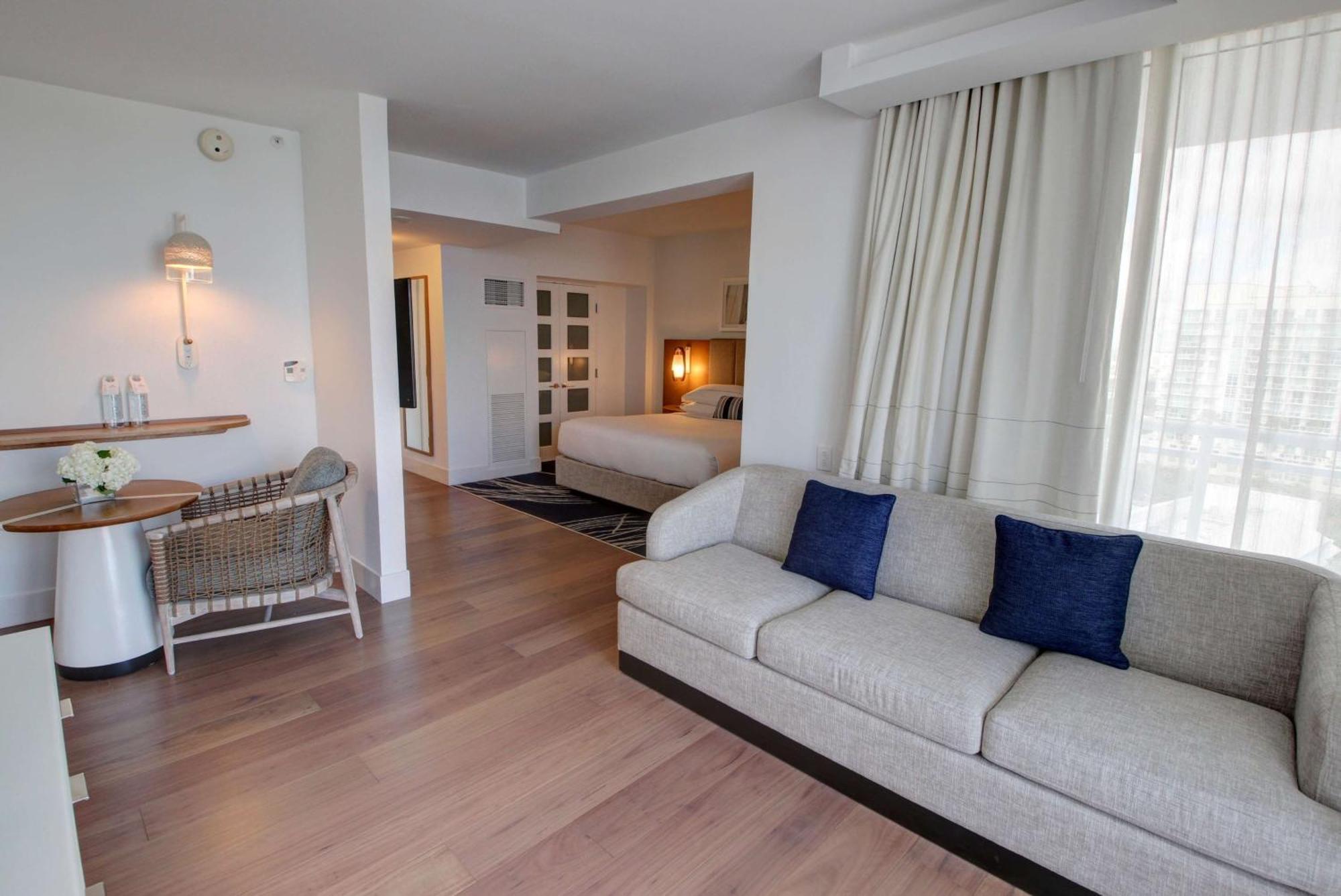 Suite con cama extragrande, balcón lateral y vistas