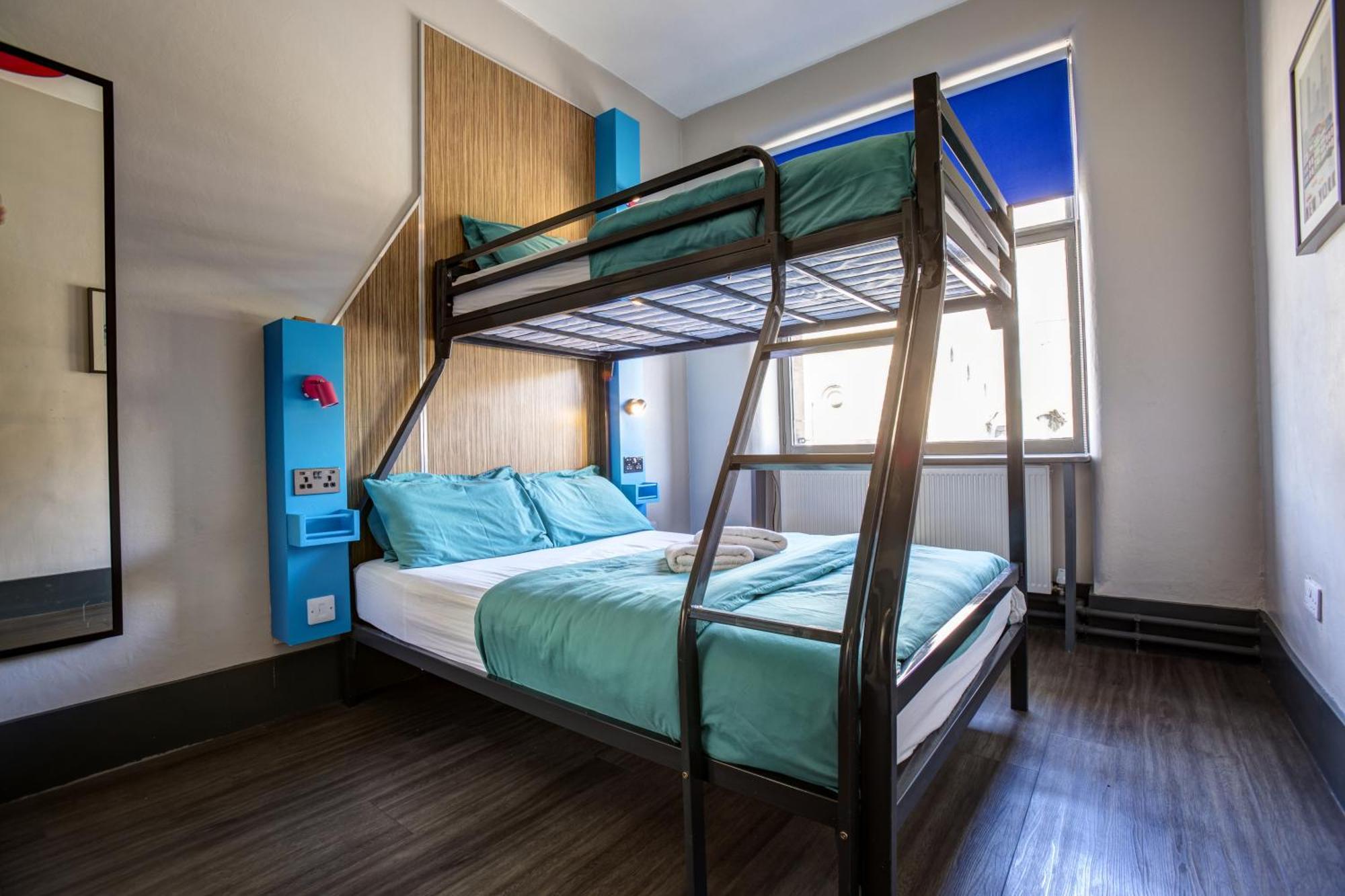Chambre Double ou Lits Jumeaux avec Salle de Bains Commune