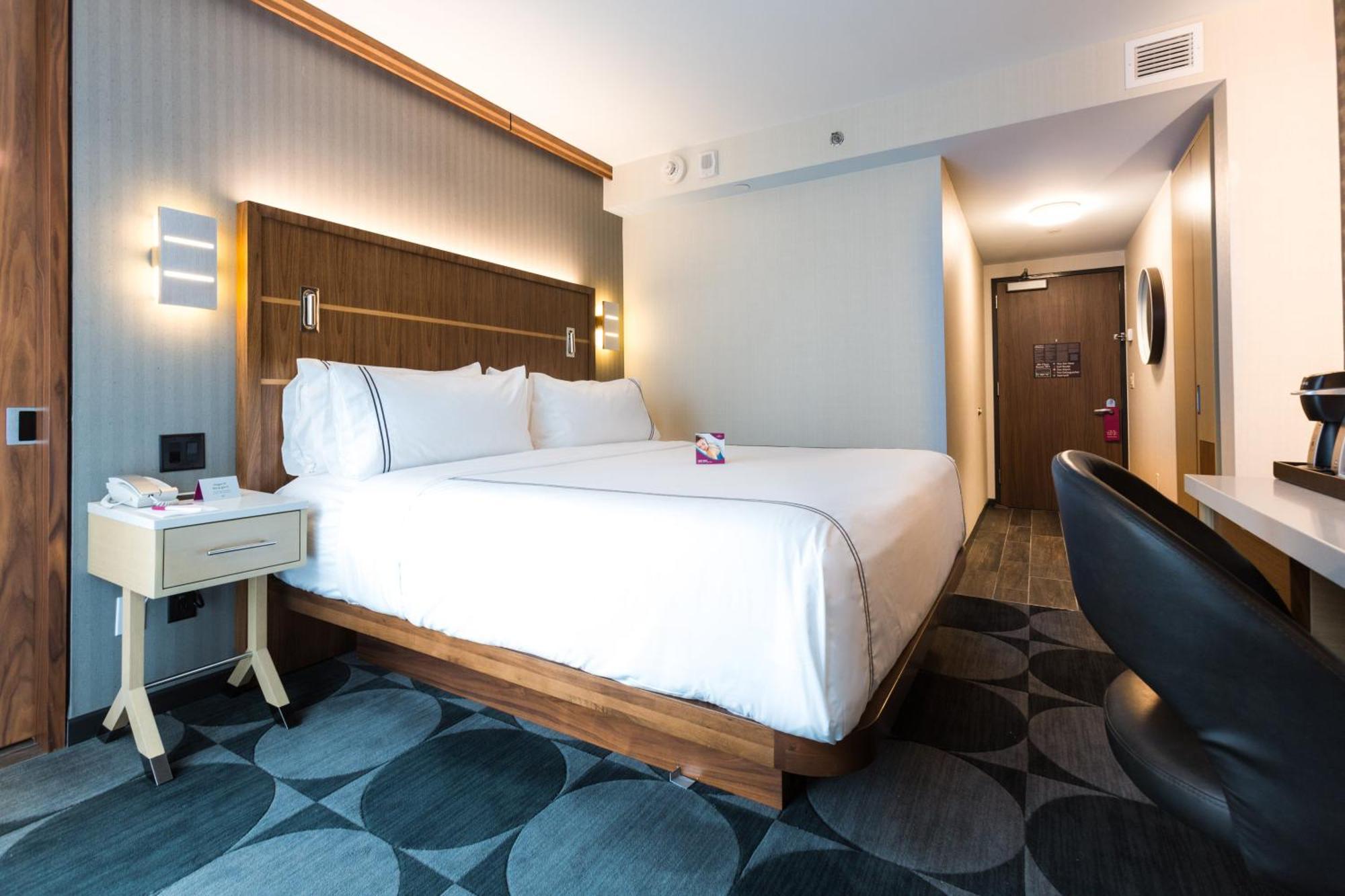 Quarto com Cama King-size - Acessível para Hóspedes com Capacidade Auditiva Reduzida e Banheiro Acessível para Hóspedes com Mobilidade Reduzida