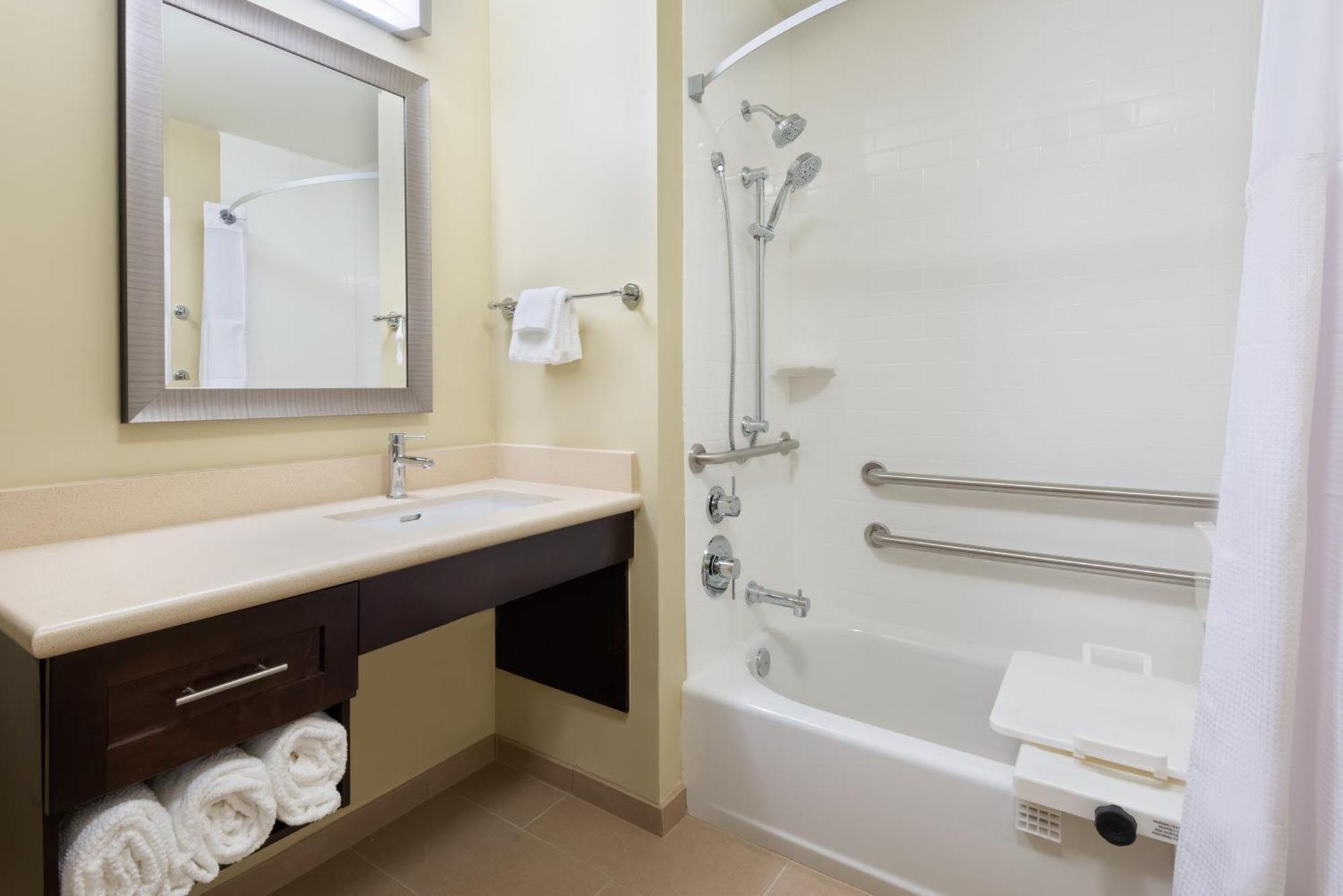 Studio Queen Suite with Accessible Tub