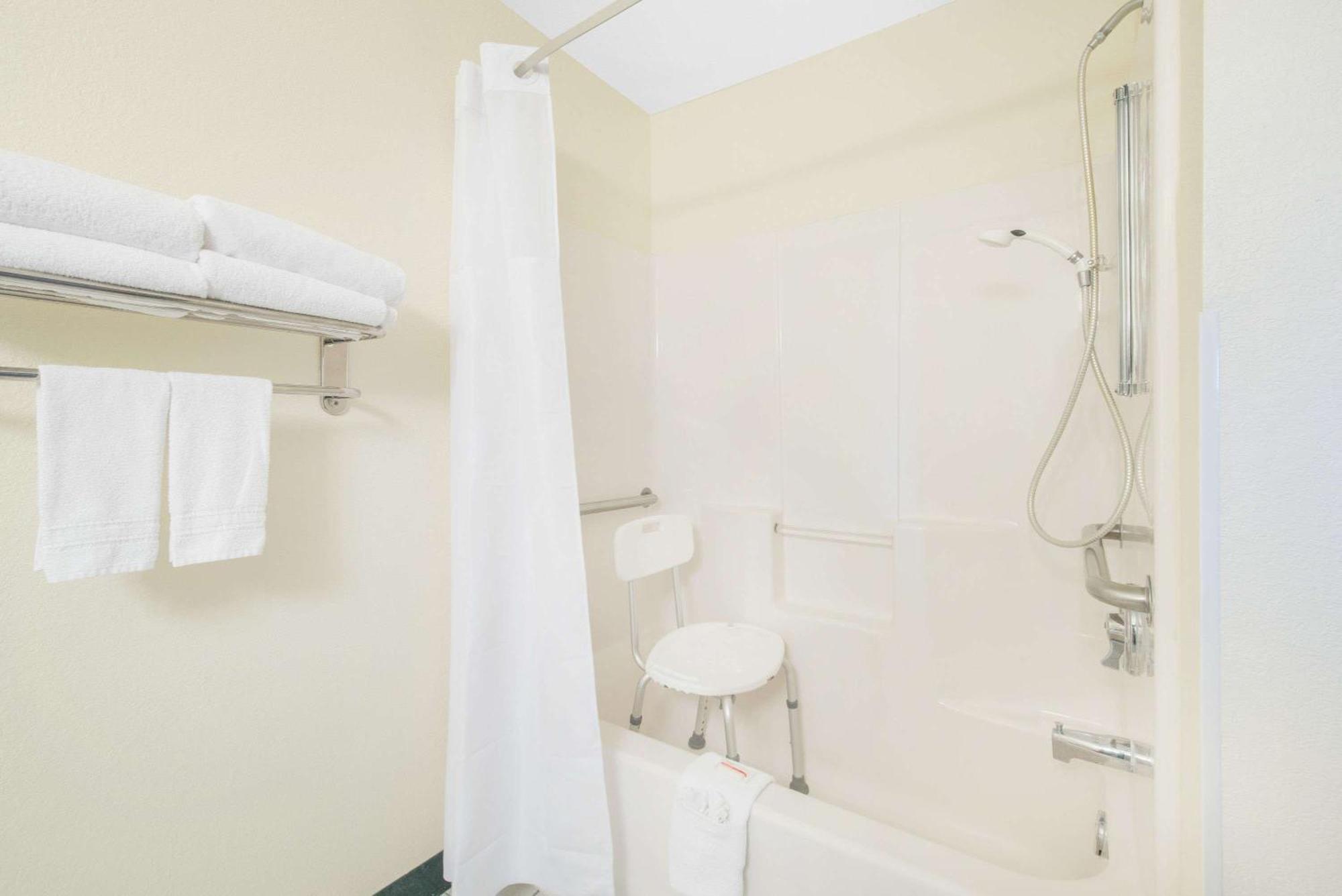 Queen Room - Disability Access - Non-Smoking