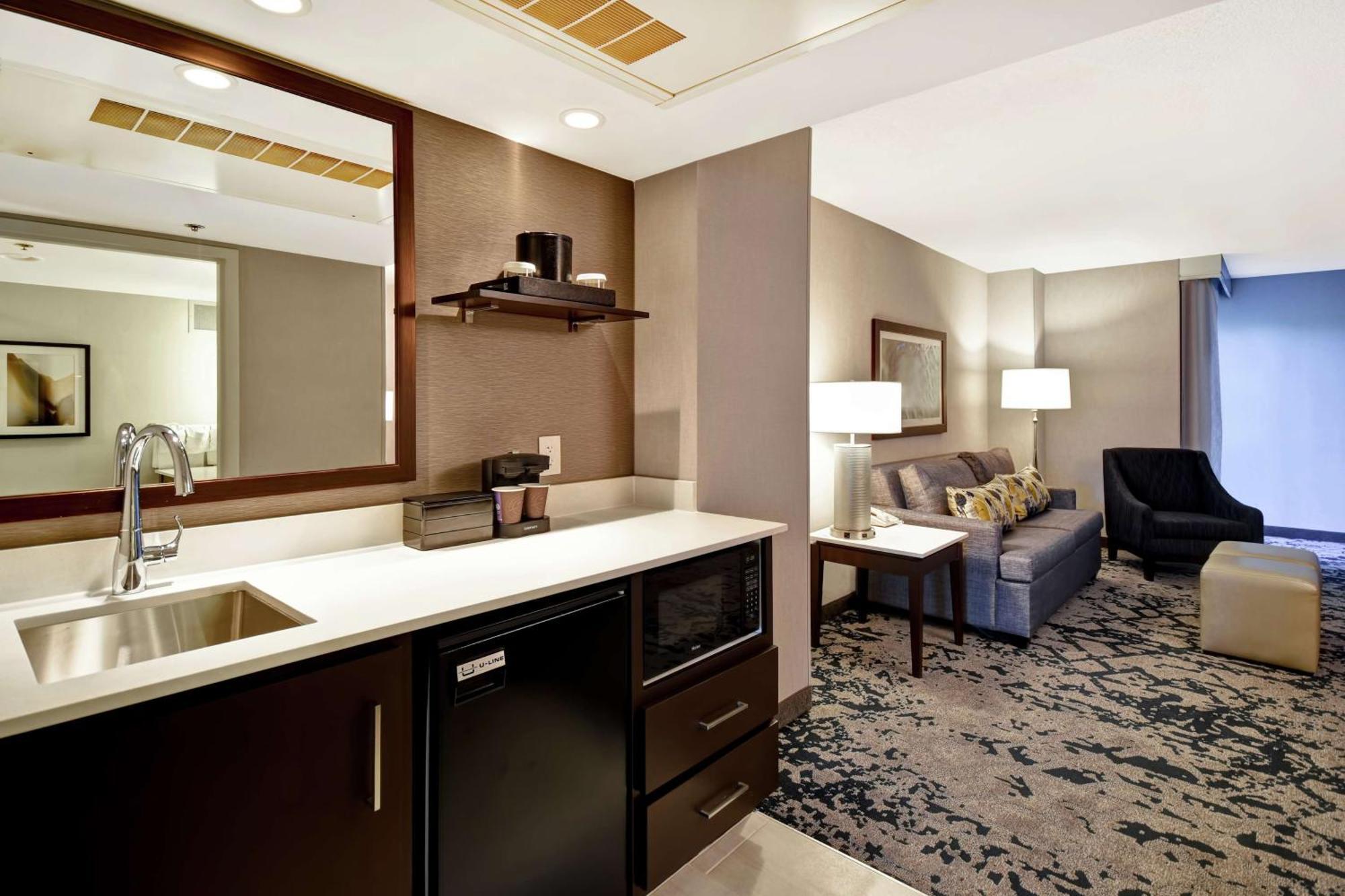 King Corner Suite with City View - Non-Smoking