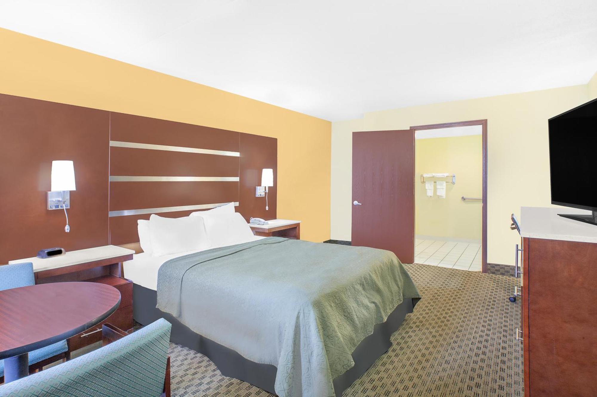 Queen Room - Disability Access - Non-Smoking