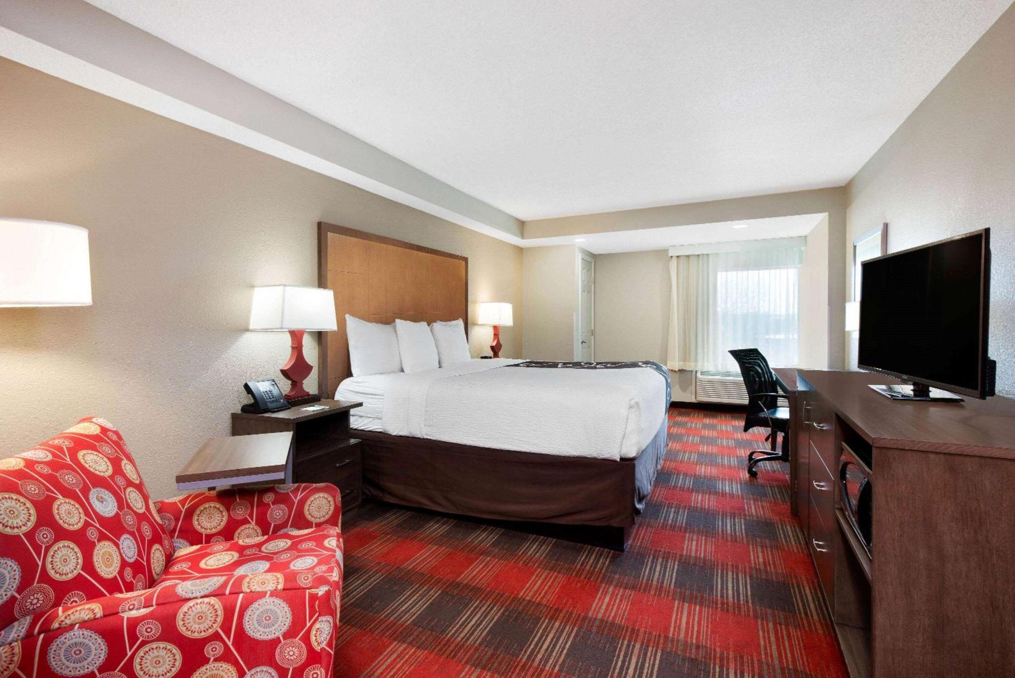 1 King Bed w/Microwave & Fridge