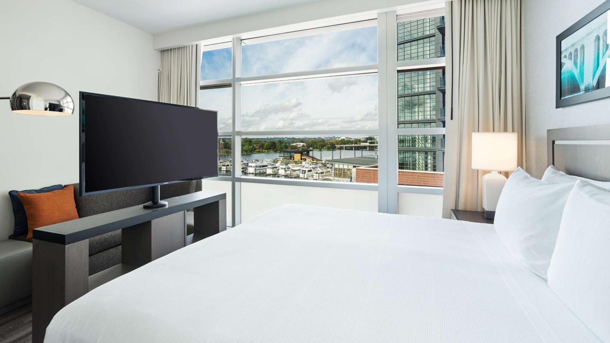 Den King Room with River View
