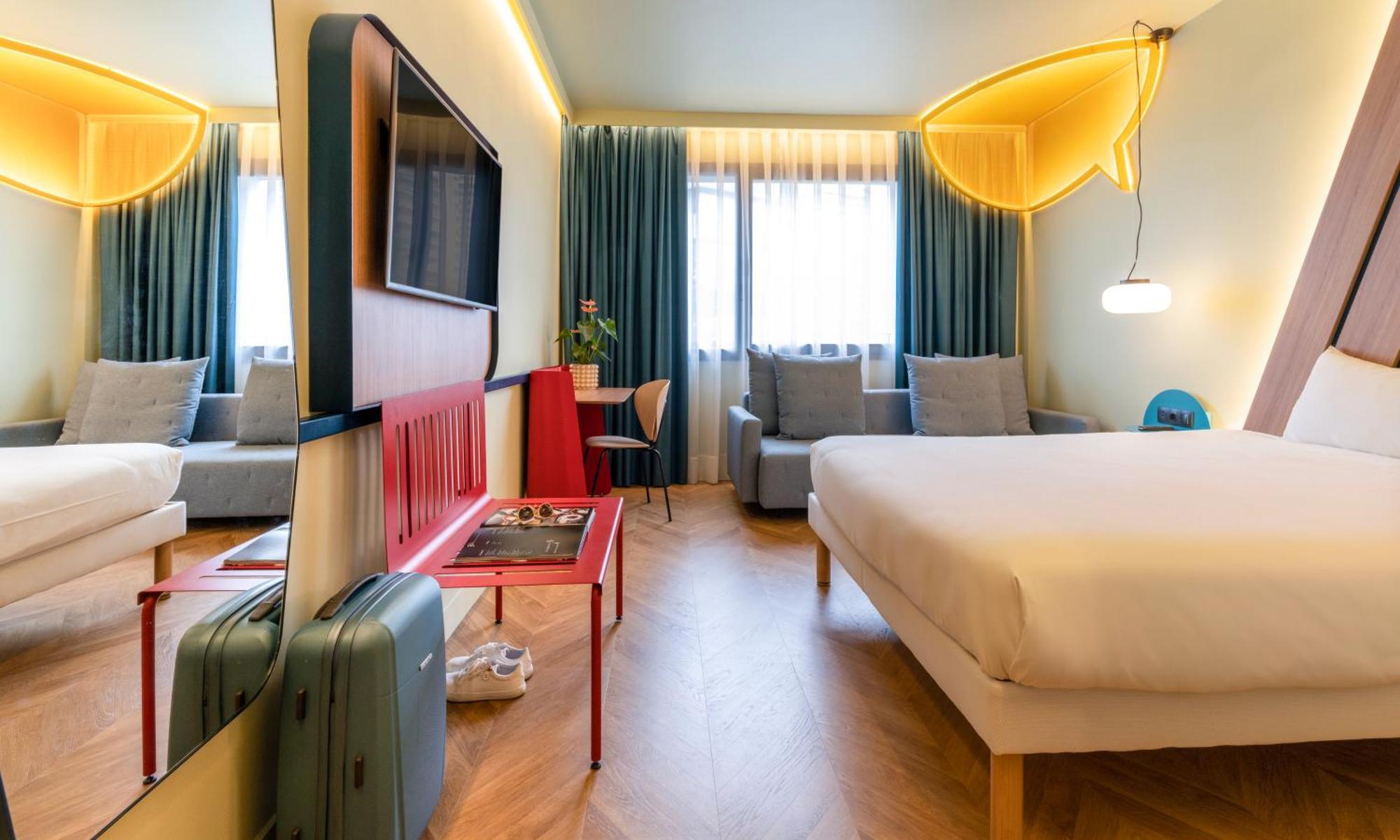 Quarto Superior com Cama Queen-Size e Sofá