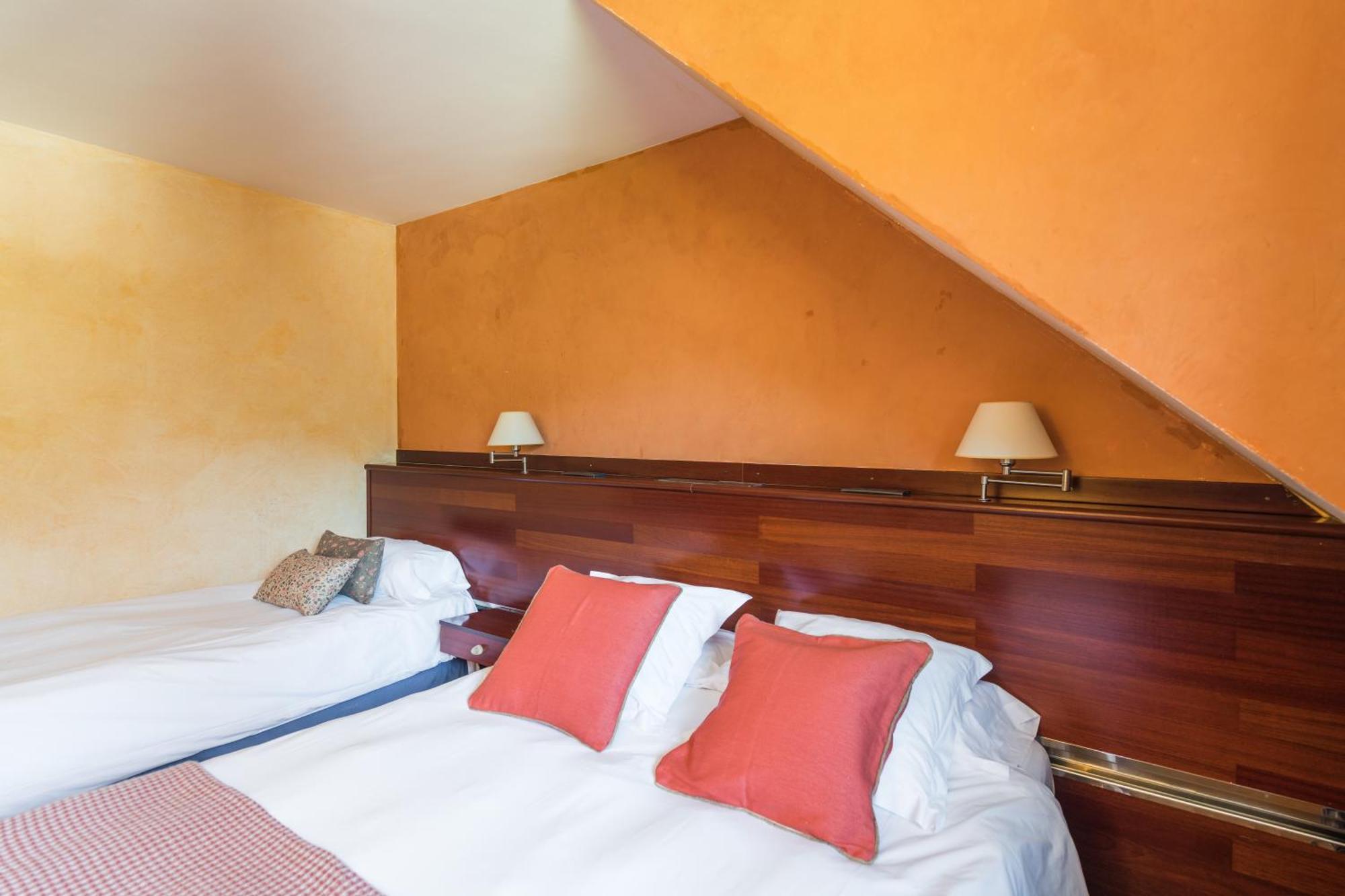 Chambre Triple (2 Adultes & 1 Enfant)