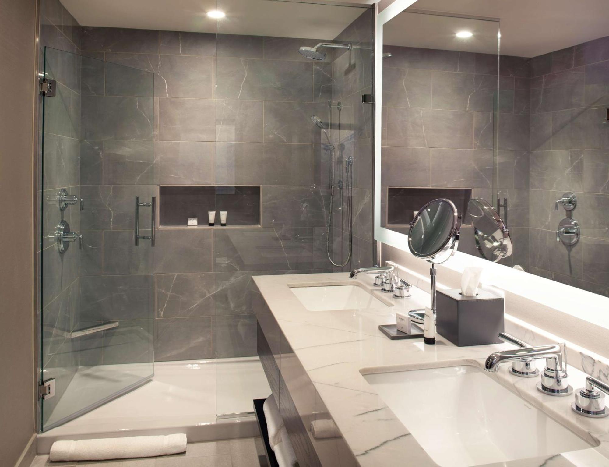 Habitación con cama extragrande y vistas a la ciudad