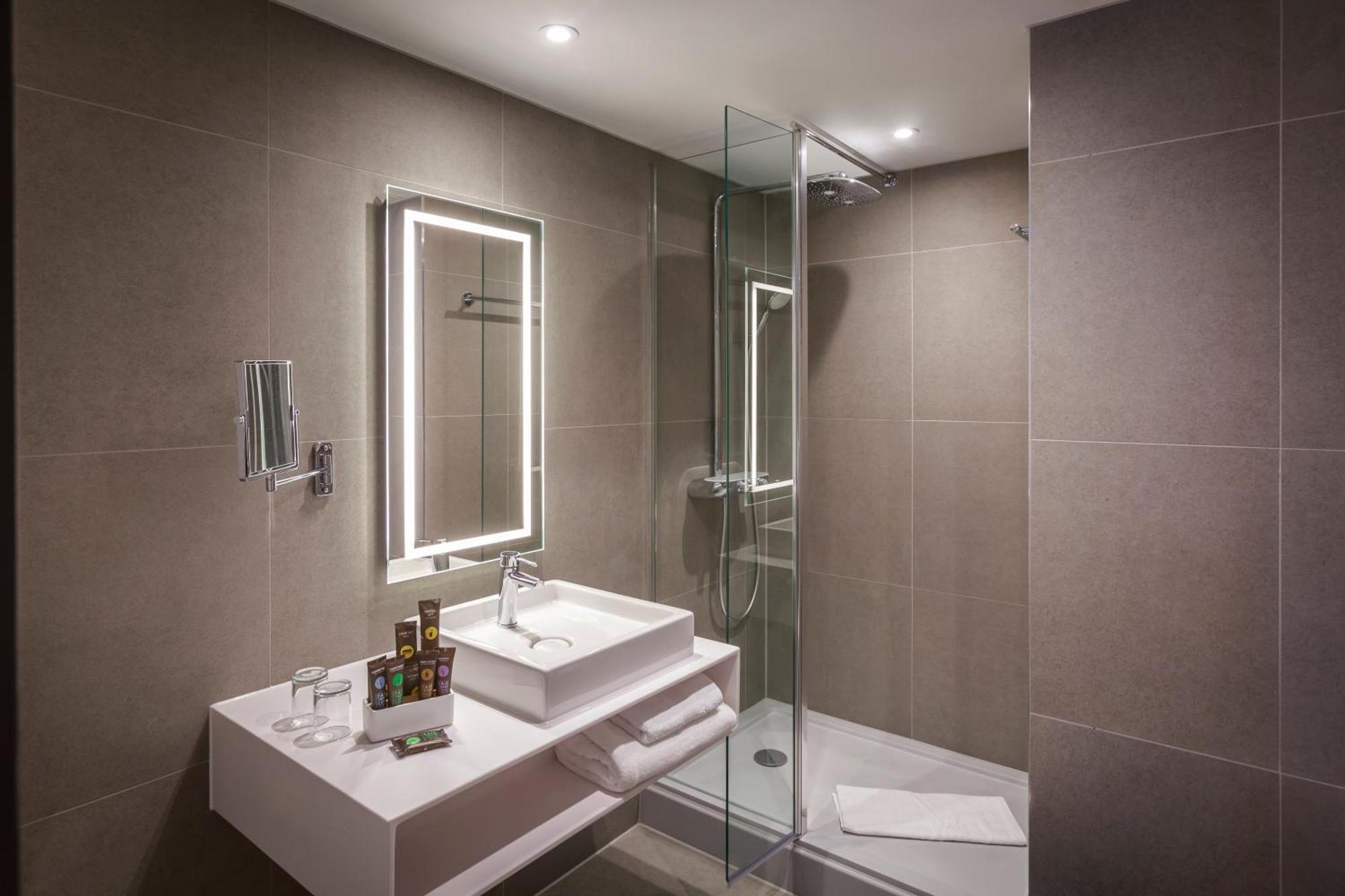 Executive Queen Room with Single Sofa Bed,1707059294:JPEG