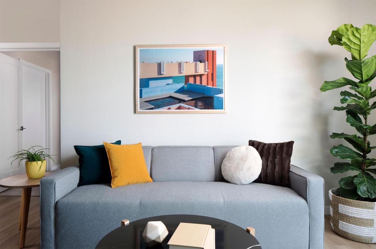 Designer Furnished 2 Bedroom Apt Old Town,1747237401:JPEG