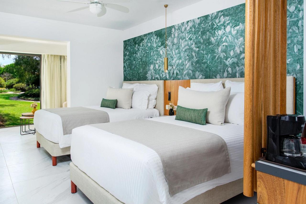 Suíte júnior VIP com cama king-size e vista da piscina