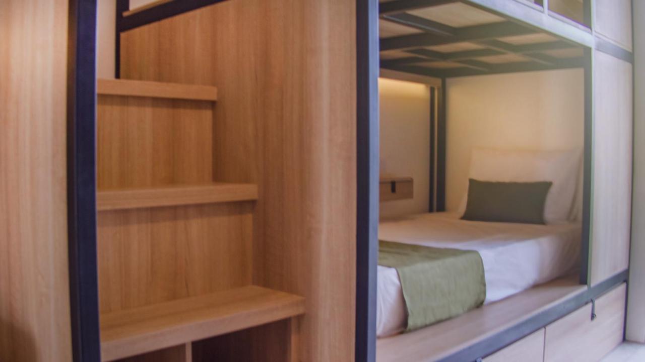 Cama en habitación compartida femenina de 8 camas