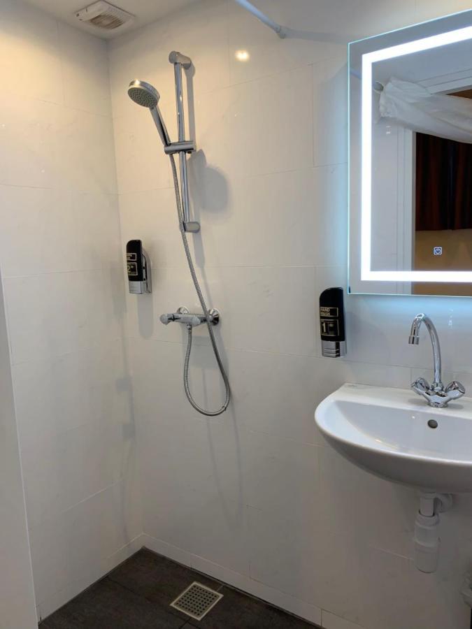 Tweepersoonskamer met 2 Aparte Bedden en Eigen Badkamer