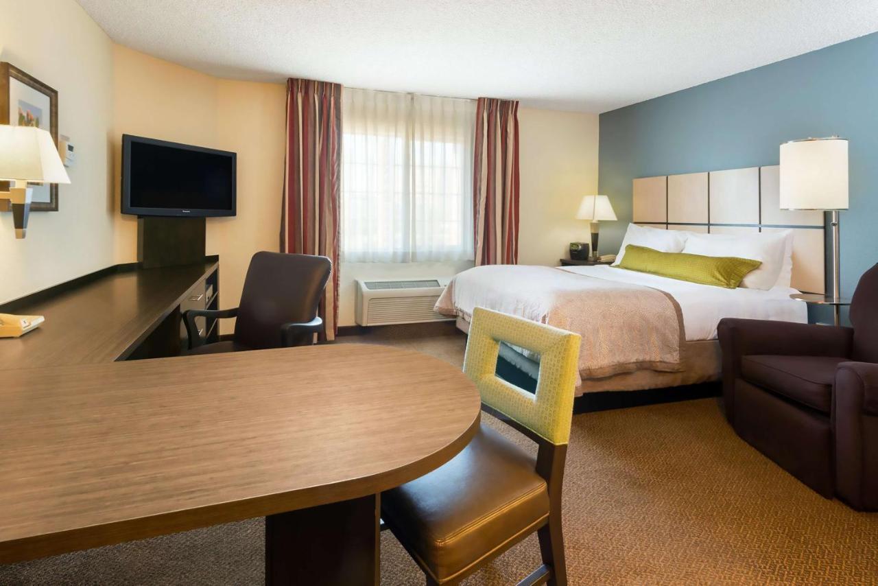 Queen Studio Suite with Bathtub - Mobility Accessible